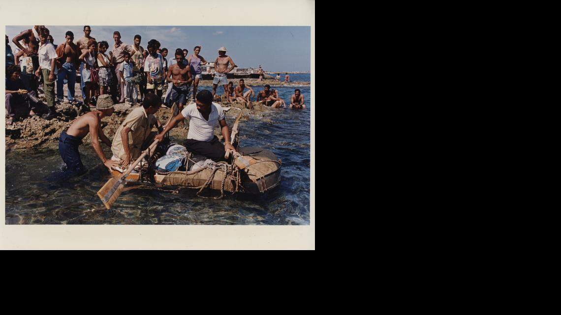 
muchos de los emigrantes cubanos se embarcan en balsas de madera, metal y Styrofoam, impulsadas por motores precarios. Casi no tienen instrumentos de navegación y con frecuencia se pierden en el mar y sus ocupantes se deshidratan lejos de las costas. 
