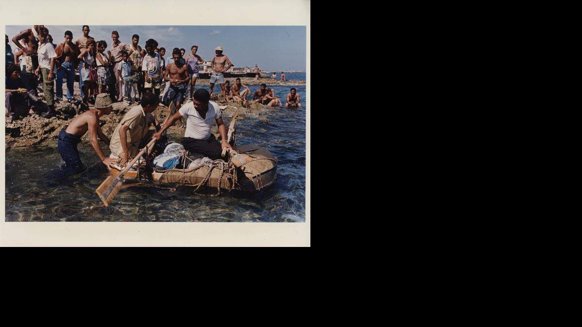 
muchos de los emigrantes cubanos se embarcan en balsas de madera, metal y Styrofoam, impulsadas por motores precarios. Casi no tienen instrumentos de navegación y con frecuencia se pierden en el mar y sus ocupantes se deshidratan lejos de las costas. 
