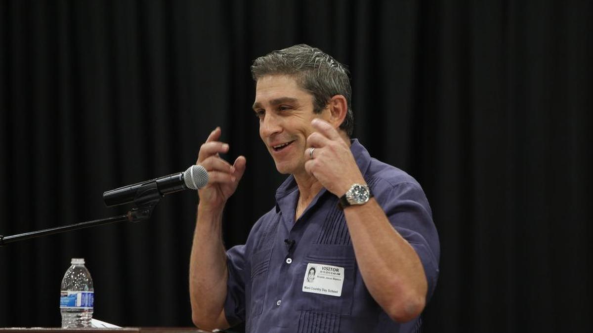 Richard Blanco, el poeta de la inauguración de Obama, habla con estudiantes en la escuela Miami Country Day School, cerca de Miami Shores, el miércoles 16 de septiembre de 2015.