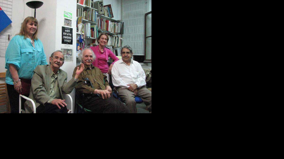 
De izq. a der. Helen Díaz Argüelles, Orlando Fondevila, Waldo Díaz-Balart, Irma Alfonso y Osvaldo Tapia Ruano en una tertulia en Madrid. Foto de archivo.
