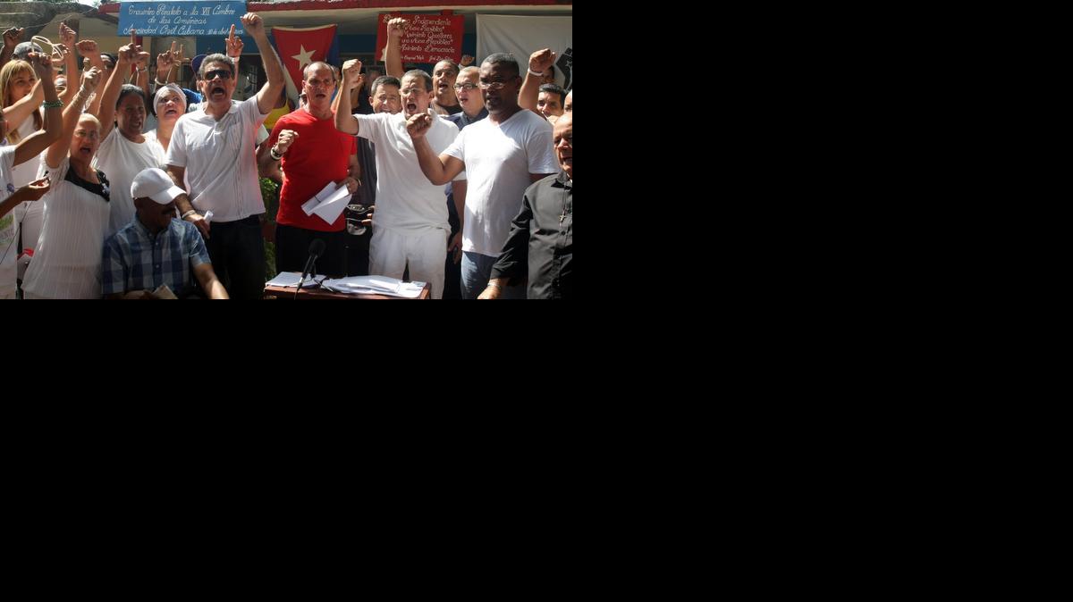 
Varios disidentes cubanos se reúnen hoy, viernes 10 de abril de 2015, en La Habana (Cuba). Unos 60 disidentes de diferentes organizaciones opositoras celebraron el foro denominado "Encuentro de la Sociedad Civil Cubana", en paralelo a las actividades de la VII Cumbre de las Américas en Panamá. 
