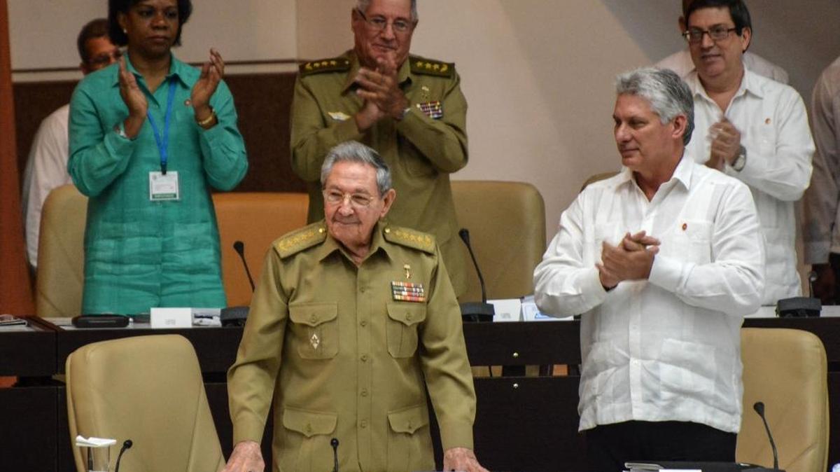 El gobernante cubano Raúl Castro y el primer vicepresidente Miguel Díaz-Canel, derecha, asisten a una sesión especial del Parlamento cubano en La Habana, el 1ro. de junio del 2017, para discutir políticas económicas.