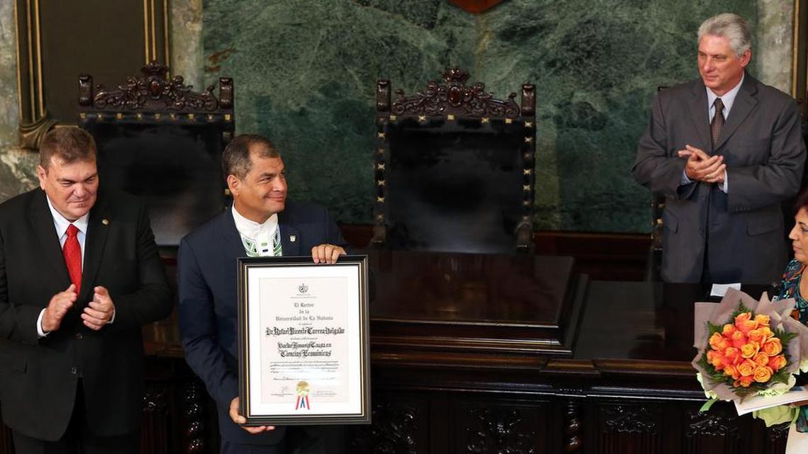 El presidente de Ecuador, Rafael Correa (c), recibe el título de Doctor Honoris Causa en Economía, de manos del rector de la Universidad de La Habana, Gustavo Cobreiro (i), y en presencia del primer vicepresidente cubano, Miguel Díaz-Canel (d), el viernes 5 de mayo de 2017, en La Habana (Cuba).