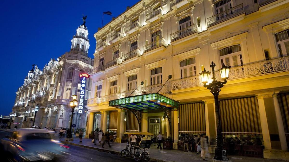 En Cuba hay unas 71,000 habitaciones, 44,000 con clasificación de cuatro o cinco estrellas. Foto de archivo de la fachada del icónico hotel Inglaterra en La Habana, Cuba.