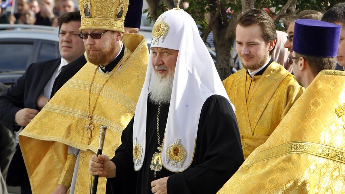 El patriarca ortodoxo ruso Kirill (centro) asiste a una liturgia el domingo en La Habana. Kirill viajó a la capital de Paraguay donde permanecerá hasta el martes.