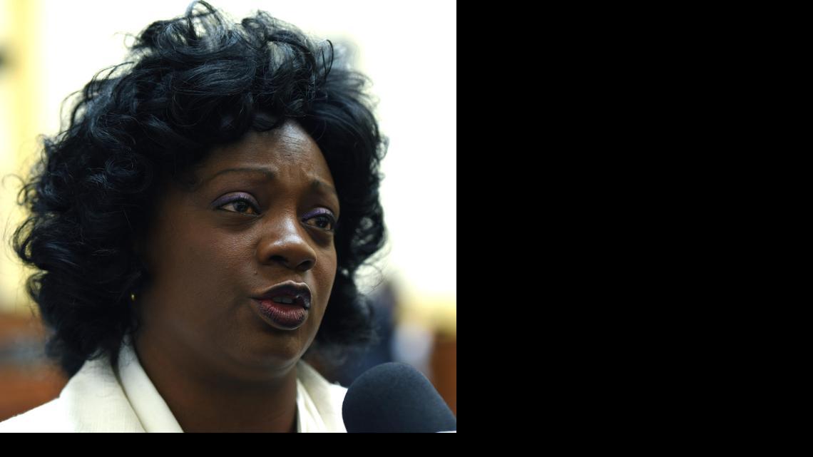 
La Lider de las "Damas de Blanco", Berta Soler, habla durante una audiencia en el Subcomité de Derechos Humanos de la Cámara baja estadounidense hoy, jueves 5 de febrero de 2015, en Washington (DC, EE.UU.). Soler denunció hoy ante el Congreso de EEUU que el Gobierno cubano "promociona la prostitución infantil", como ejemplo de los abusos de derechos humanos que ocurren en la isla y por los que la disidencia no comparte el acuerdo alcanzado entre Washington y La Habana. 
