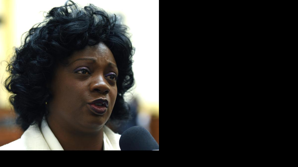 
La Lider de las "Damas de Blanco", Berta Soler, habla durante una audiencia en el Subcomité de Derechos Humanos de la Cámara baja estadounidense hoy, jueves 5 de febrero de 2015, en Washington (DC, EE.UU.). Soler denunció hoy ante el Congreso de EEUU que el Gobierno cubano "promociona la prostitución infantil", como ejemplo de los abusos de derechos humanos que ocurren en la isla y por los que la disidencia no comparte el acuerdo alcanzado entre Washington y La Habana. 
