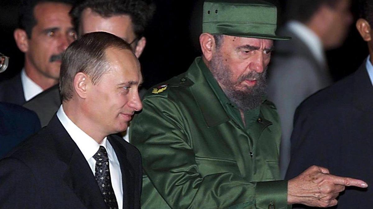 Fotografía de archivo tomada el 13 de diciembre de 2000 que muestra al Fidel Castro (der.), junto al presidente ruso, Vladimir Putin, en el aeropuerto de José Marti en La Habana.