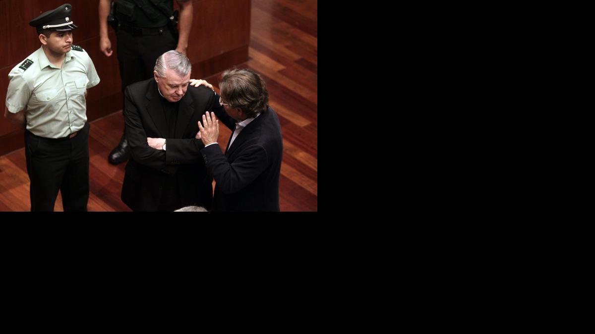 
El sacerdote de origen irlandés de los Legionarios de Cristo John Joseph O'Reill (centro), después de su juicio, donde fue declarado culpable de abuso sexual reiterado contra una menor de edad, en el colegio de esa congregación donde la menor estudiaba. 
