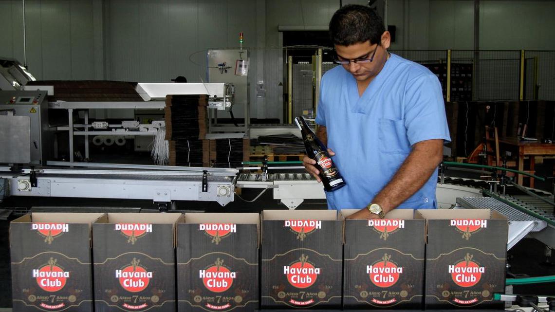 Un trabajador revisa la producción del ron Havana Club en la fábrica de la Habana, Cuba, en octubre del 2010.