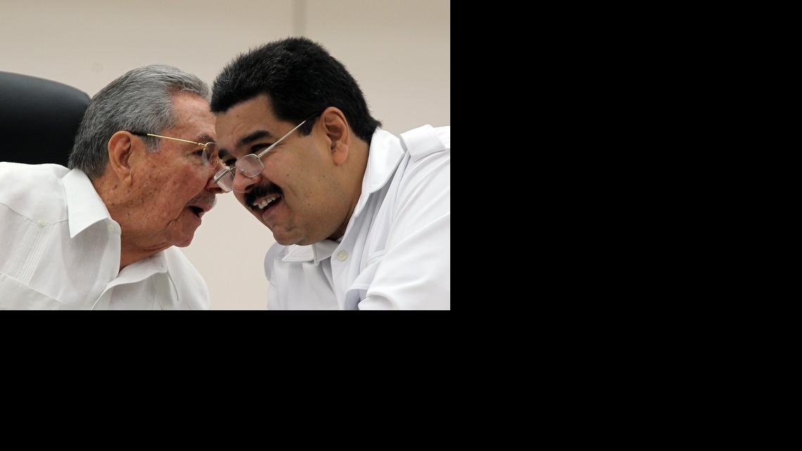 Los gobernantes de Cuba y Venezuela, Raúl Castro (izq) y Nicolás Maduro (der), conversan el lunes 20 de octubre de 2014, en La Habana (Cuba), durante la inauguración de la cumbre extraordinaria que celebra la Alianza Bolivariana de los Pueblos de América (ALBA) para coordinar acciones para el combate y prevención de la epidemia.
