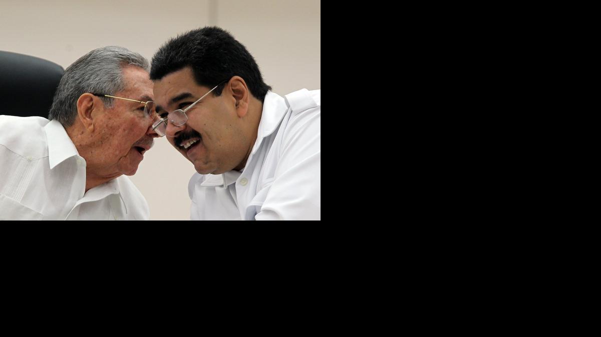 Los gobernantes de Cuba y Venezuela, Raúl Castro (izq) y Nicolás Maduro (der), conversan el lunes 20 de octubre de 2014, en La Habana (Cuba), durante la inauguración de la cumbre extraordinaria que celebra la Alianza Bolivariana de los Pueblos de América (ALBA) para coordinar acciones para el combate y prevención de la epidemia.
