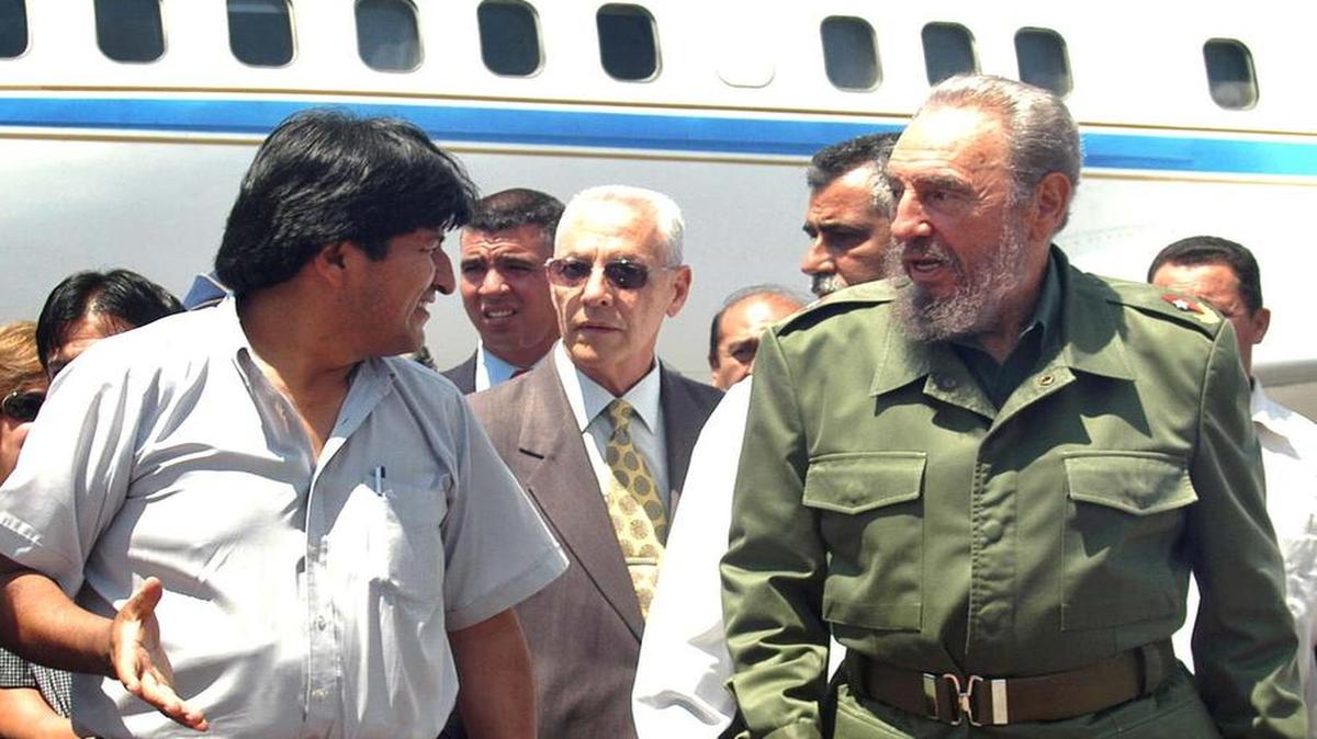 El gobernante cubano, Fidel Castro (der), recibe a su homólogo de Bolivia, Evo Morales en el aeropuerto José Martí de La Habana en el 2006.