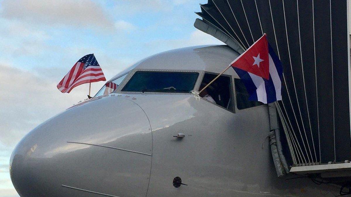 El vuelo #17 de American Airlines se prepara para su viaje inaugural from Miami to La Habana, el lunes en la mañana.