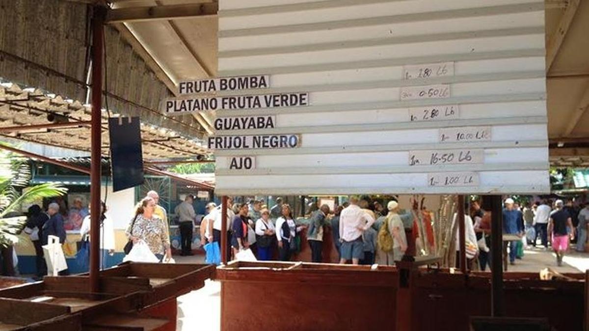 El mercado del Ejército Juvenil del Trabajo en la calle Tulipán, en La Habana.
