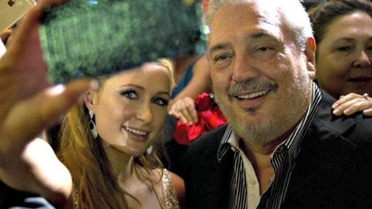 Paris Hilton se toma un selfie con Fidel Castro Díaz-Balart durante la fiesta de clausura del XVII Festival Internacional del Habano en La Habana, en febrero del 2015.
