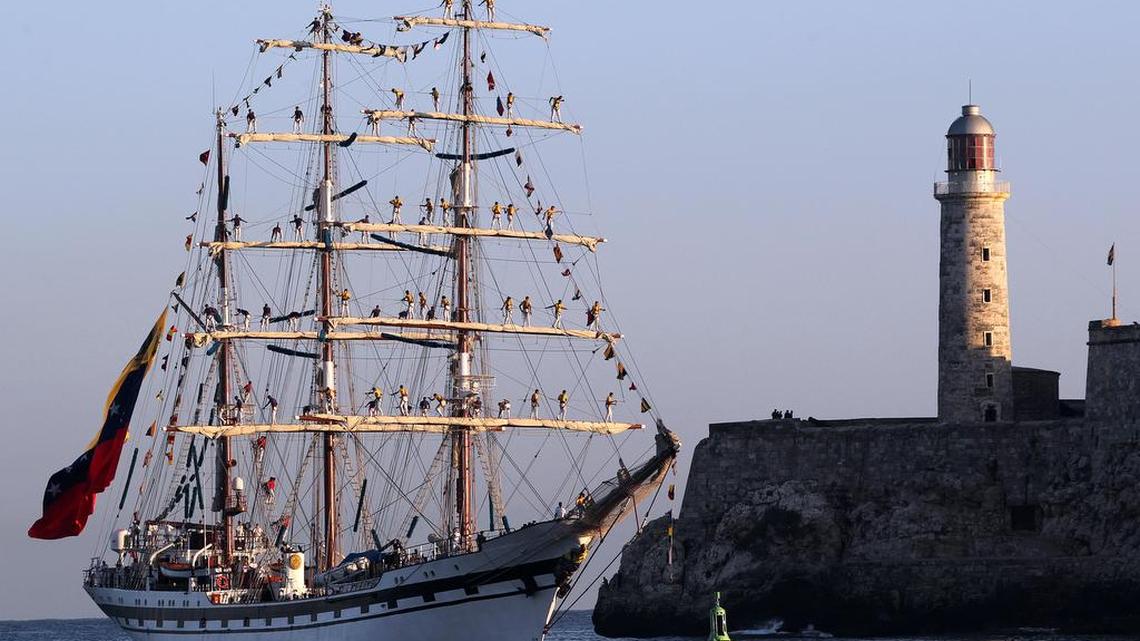 El buque escuela Simón Bolívar, de la Armada Venezolana arriba el miércoles 3 de mayo de 2017, a la bahía de La Habana (Cuba).