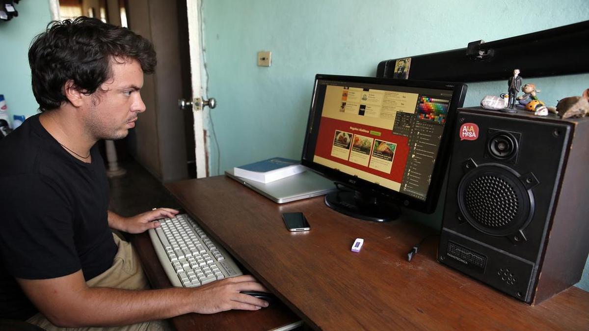 
Fotografía del 29 de agosto de 2015 Yondainer Gutiérrez uno de los fundadores de la aplicación para celulares "Alamesa", destinado a Cuba, aseguró que la situación que vive hoy la isla la convierte en un escenario "en el que se mueven las cosas a un ritmo al que no estamos acostumbrados", lo que la hace un lugar idóneo "para hacer cosas", en La Habana, Cuba. 
