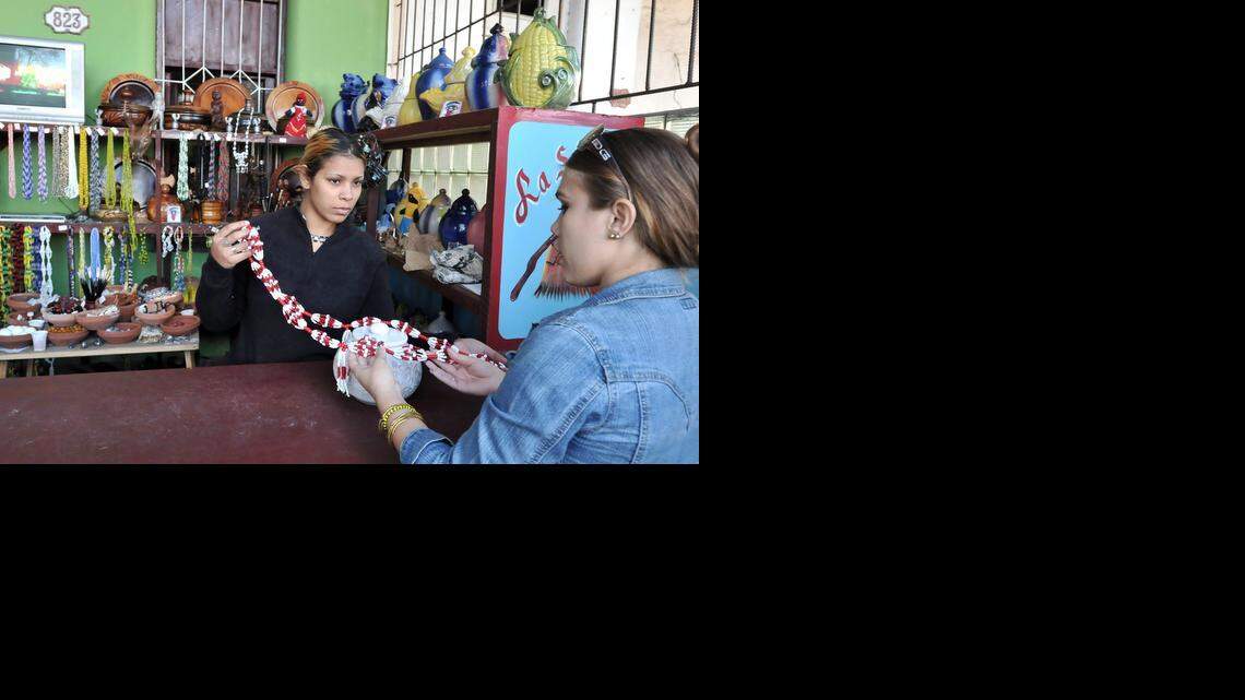 
Una mujer vende artículos de santería en La Habana, en medio de las restricciones que impone el gobierno de la isla a los llamados cuentapropistas.


