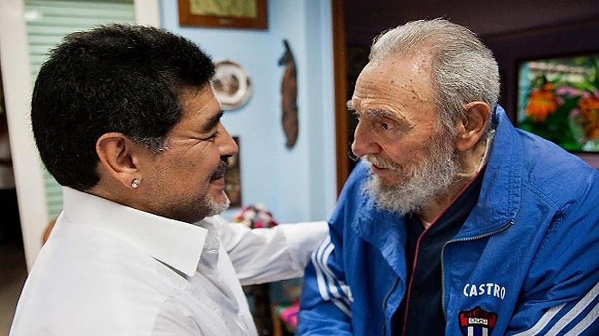 Foto proporcionada por el sitio oficial Cuba Debate del 15 de abril del 2013 que muestra al difunto líder cubano Fidel Castro (derecha) junto al ex astro argentino del fútbol Diego Maradona, en La Habana, Cuba.