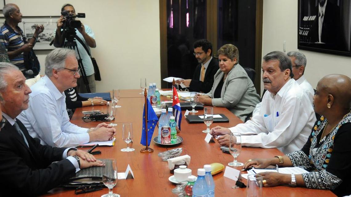 El secretario general adjunto para Asuntos Económicos y Globales del Servicio Europeo de Acción Exterior delegación de la UE, Christian Leffler (2-i), se reúne con con el viceministro cubano de Relaciones Exteriores, Abelardo Moreno (2-d), hoy, jueves 3 de marzo de 2016, en La Habana (Cuba).