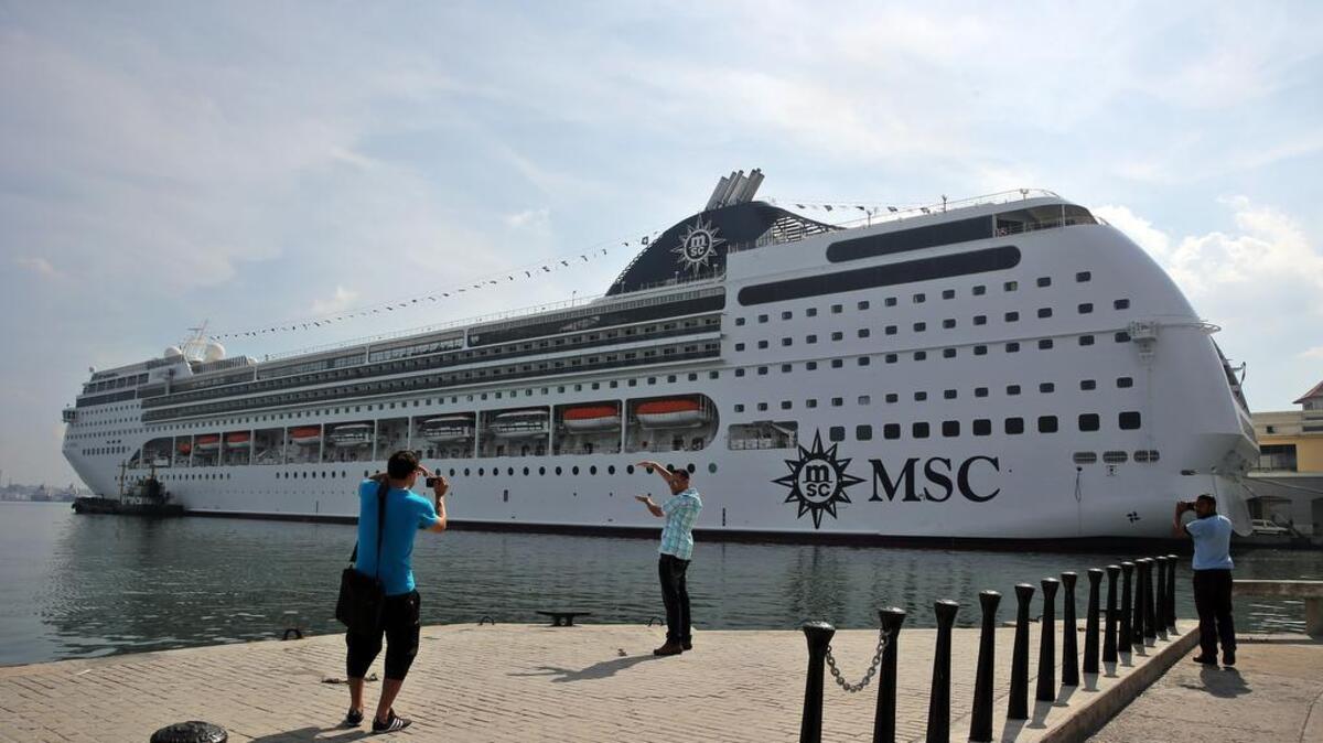 El crucero MSC Opera, el más grande que ha hecho escala en Cuba, permanece fondeado en la bahía de La Habana (Cuba) hoy, viernes 18 de diciembre de 2015.