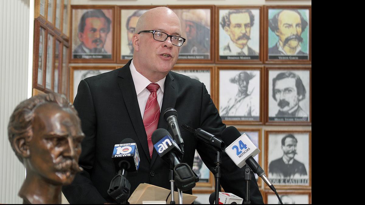 
Orlando Gutiérrez Boronat, del Directorio Democrático Cubano, denuncia el alza de la represión contra opositores en Cuba, el miércoles 20 de mayo, durante una conferencia de prensa en La Casa del Preso en La Pequeña Habana.
