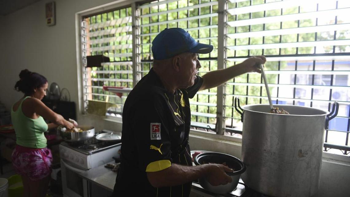 Inmigrantes cubanos cocinan en el refugio Pastoral Social Cáritas Panamá, el 20 de septiembre, 2016, Ciudad de Panamá.Cada mes, cientos de cubanos cruzan en los barcos de la frontera de Colombia a Puerto Obaldía, en Panamá, en su camino hacia los EE.UU..