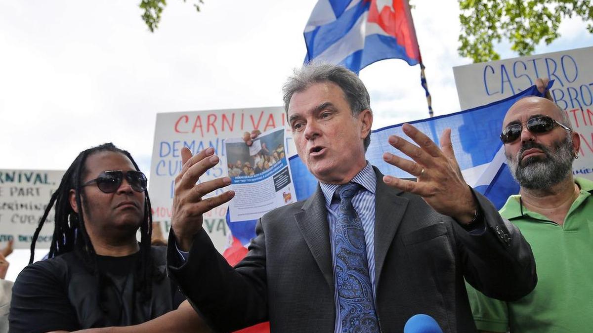 Amaury Gutiérrez (izq.) y Ramón Saúl Sánchez (centro), presidente del Movimiento Democracia, dan una rueda de prensa el martes para protestar contra Carnival y la decisión de no permitir que cubanos viajen a la isla en los cruceros, el martes en Doral.