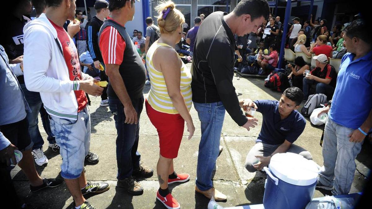 Grupos de cubanos esperan el jueves en las instalaciones de la Dirección de Migración y Extranjería en San José, Costa Rica.
