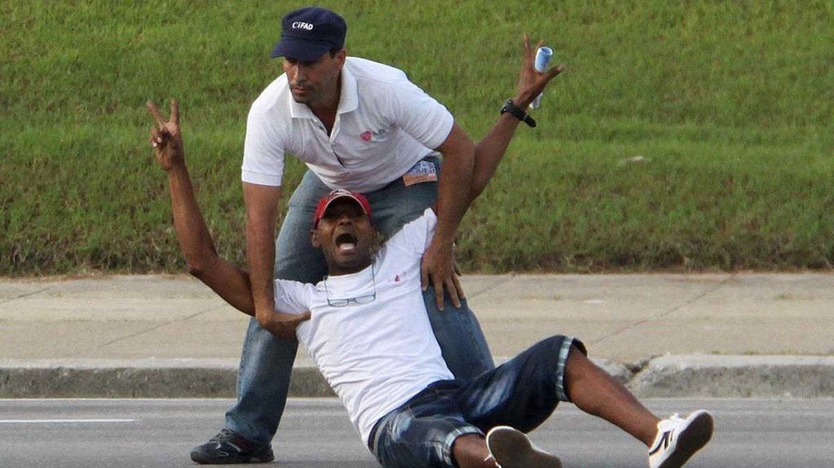 En septiembre, durante la visita el Papa Francisco a la isla, se reportaron 882 arrestos. Tres activistas de la Unión Patriótica de Cuba (Zaqueo Báez, Ismael Bonet y María Josefa Acón) que intentaron acercarse al Papa durante la misa en La Habana, aún siguen detenidos.