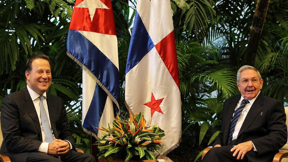 La firma  del acuerdo se produce dos semanas después de que el presidente panameño, Juan Carlos Varela, realizara una visita oficial a Cuba, donde se reunió con su homólogo cubano, Raúl Castro. Foto de archivo