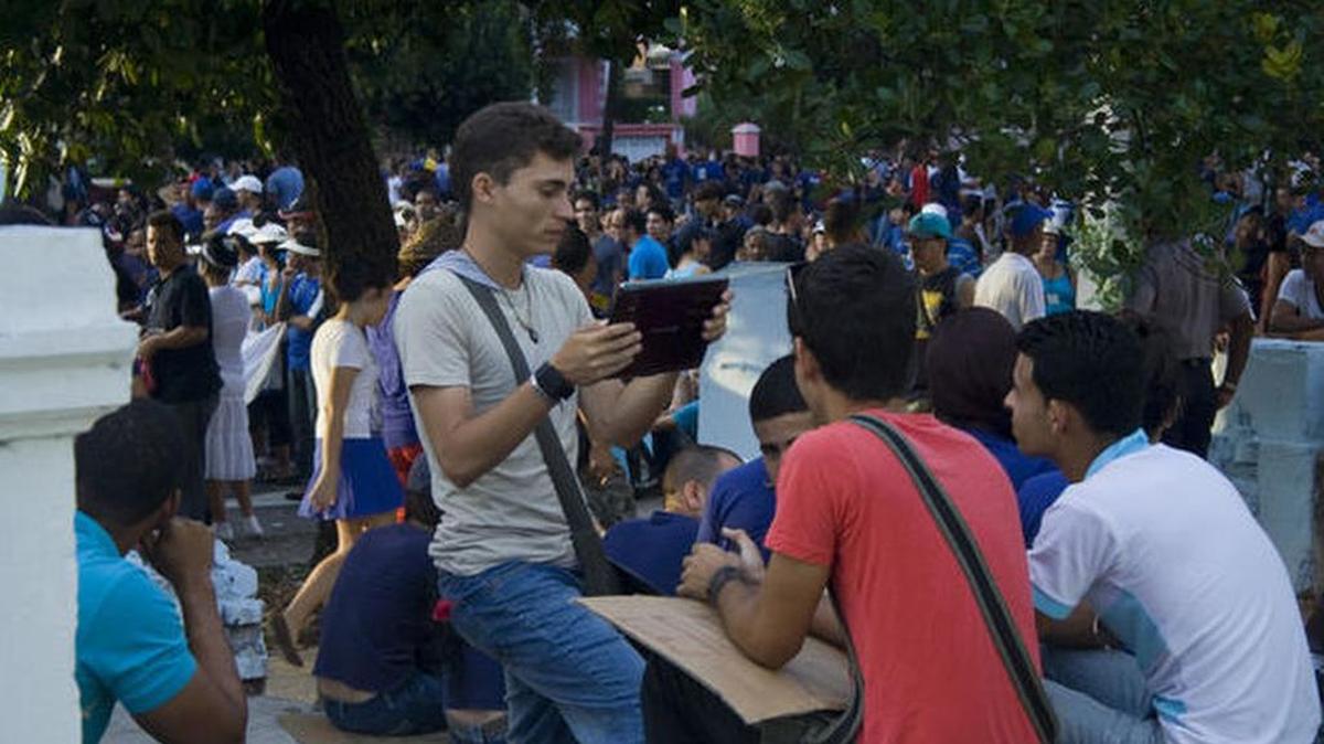 Los adolescentes cubanos desarrollan un sentimiento de superioridad cuando adquieren un dispositivo que les permita el acceso a las nuevas tecnologías.