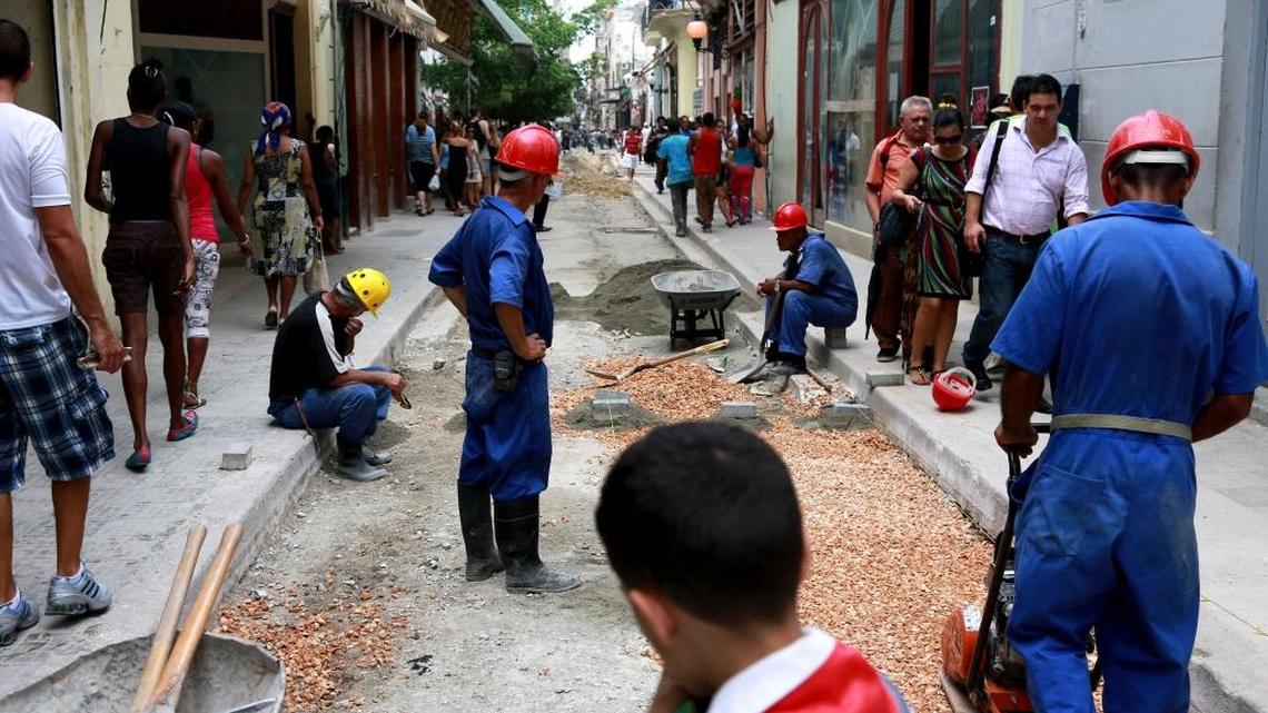 La FDHC estima que, “el gobierno confisca alrededor de un 80 a un 96% de lo que el inversionista extranjero paga por el trabajador”.