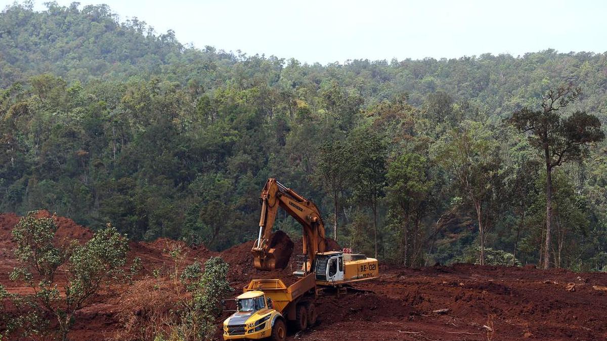 Vista de las excavaciones en la zona minera de Moa, en la provincia de Holguín, Cuba, el 10 de junio de 2016. El níquel cubano, una de las principales fuentes de ingresos del país, enfrenta al reto de la eficiencia y la búsqueda de socios extranjeros para impulsar una industria castigada por la caída de los precios internacionales del mineral y que mira con esperanza la apertura con Estados Unidos.