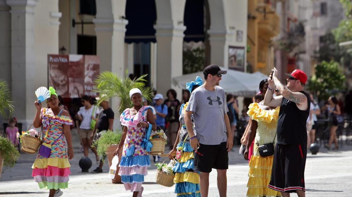 
Varios turistas se toman fotos en una plaza de La Habana Vieja, el 11 de agosto de 2015.
