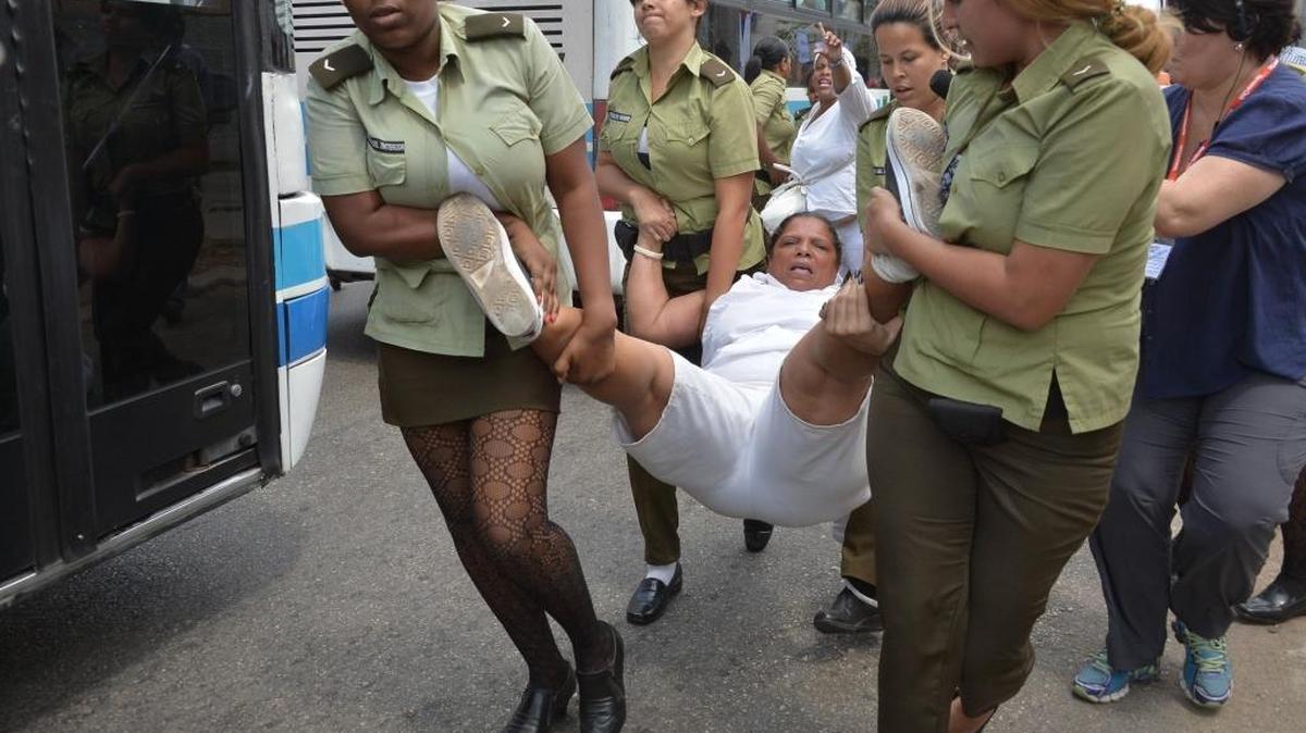 Miembros de las Damas de Blanco son arrestadas por la Policía hoy, domingo 20 de marzo de 2016, tras una marcha en La Habana (Cuba). Unas cincuenta Damas de Blanco y otros opositores fueron arrestados en la capital tras la habitual marcha dominical del grupo disidente femenino, que fue respondida con una contramanifestación de repudio por partidarios del Gobierno, a pocas horas de la llegada a la isla del presidente de EEUU, Barack Obama.