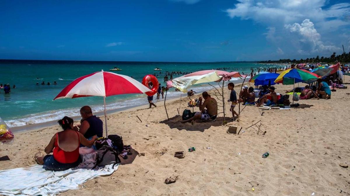 La basura que dejan los bañistas se ha convertido en una preocupación para quienes quieren disfrutar de una playa limpia.