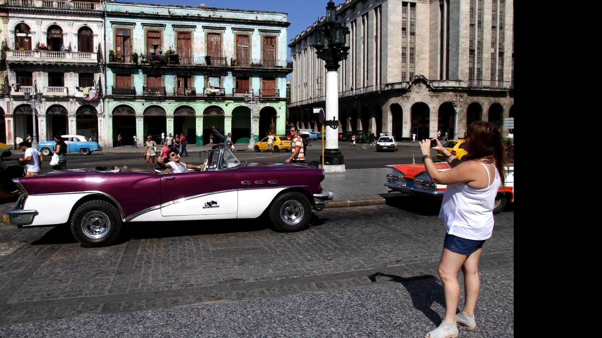 Una turista toma fotos en La Habana, Cuba, el 24 de abril del 2015. 
