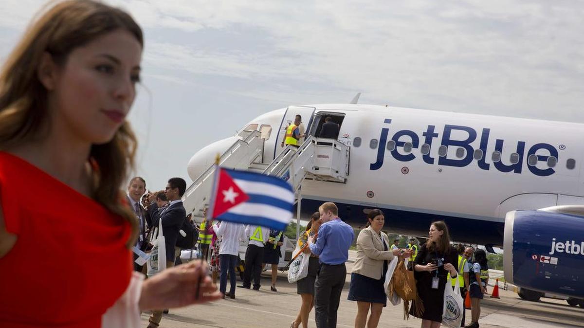 Pasajeros del vuelo #387 de JetBlue llega a Santa Clara, Cuba, el miércoles.