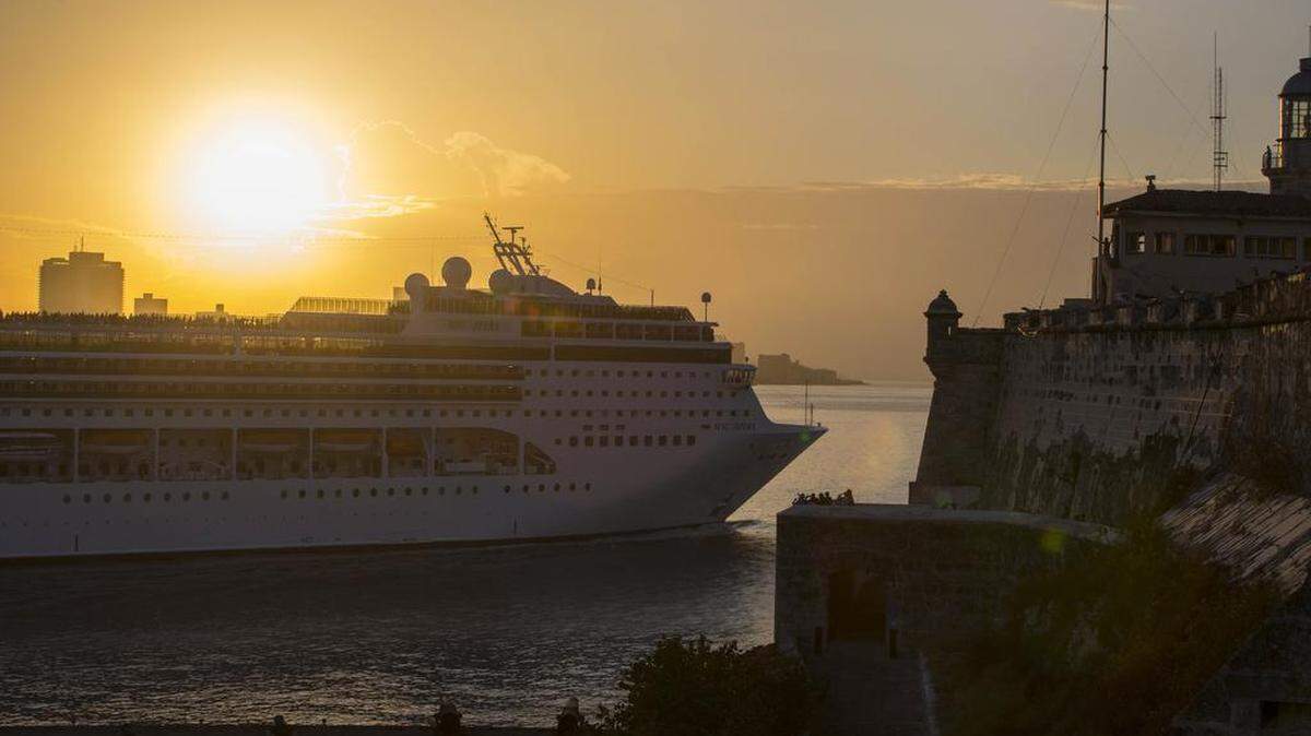 El crucero MSC Opera y el Castillo de El Morro, en la bahía de La Habana, el 4 de febrero.