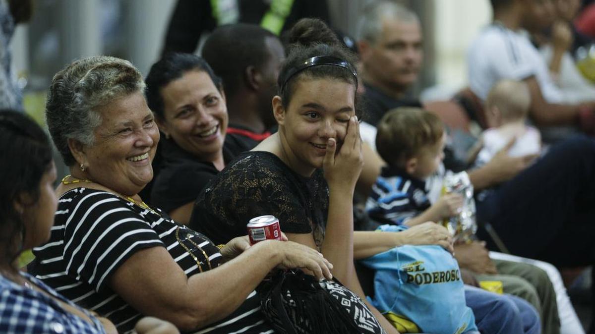 Migrantes cubanos esperan para abordar un vuelo en Panamá, el 10 de mayo del 2016.