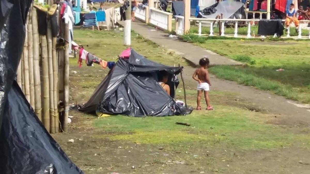 Una niña cubana juega en los refugios improvisados de los inmigrantes en el poblado de La Miel, Panamá