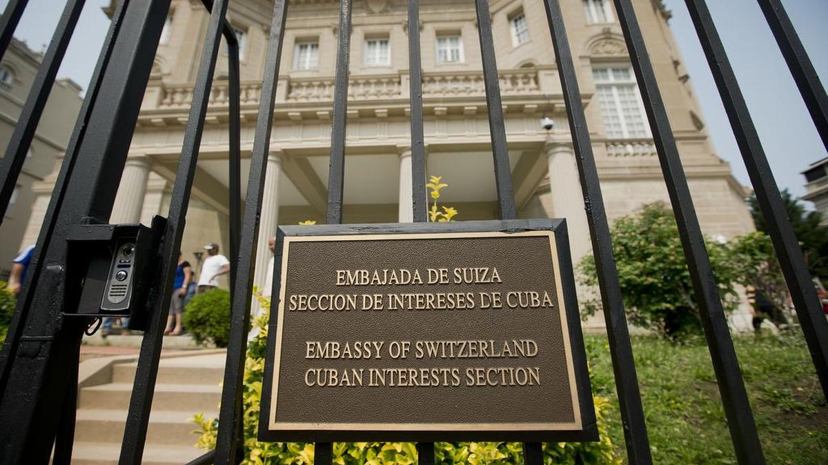 
La embajada suiza en Washington es la sede de la Sección de Intereses de Cuba en Estados Unidos.
