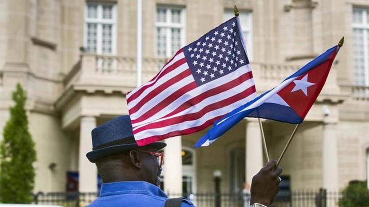 Un hombre celebra la restauración de las relaciones entre Cuba y Estados Unidos frente a la sección de intereses de Cuba.