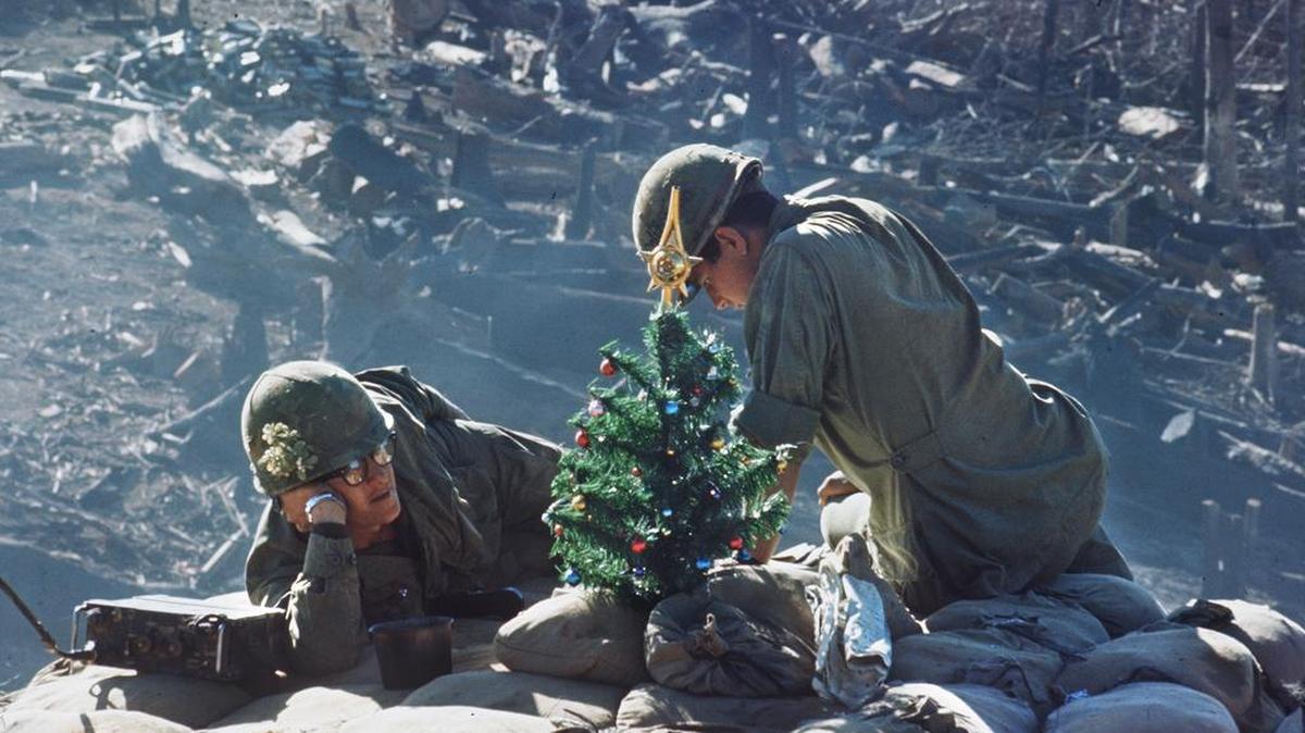 Soldados norteamericanos en el campo de batalla cerca de Đak To, Vietnam.