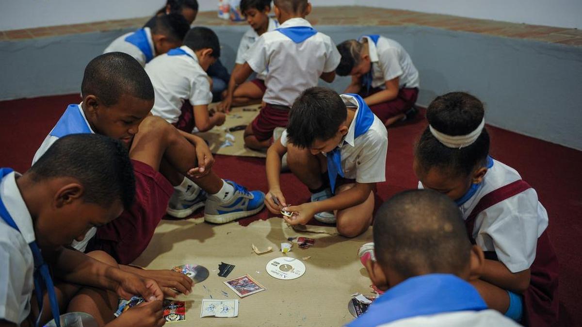 Estudiantes participan en una taller de arte en una galería de La Habana, el 12 de junio de 2017.