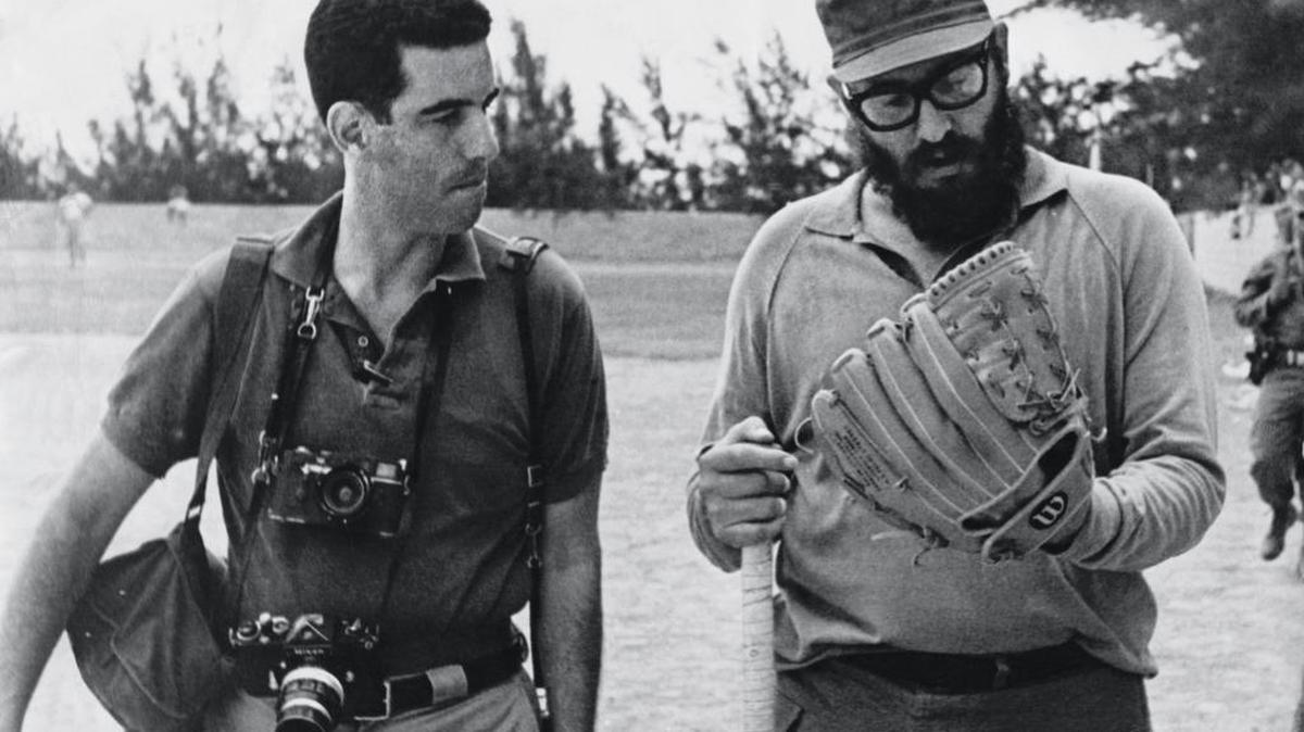 Fotografía facilitada por Taschen de Fidel Castro y el fotorreportero estadounidense Lee Lockwood en un campo de beisbol. En 1965, un Fidel Castro en su apogeo concedía una larguísima entrevista a Lockwood.