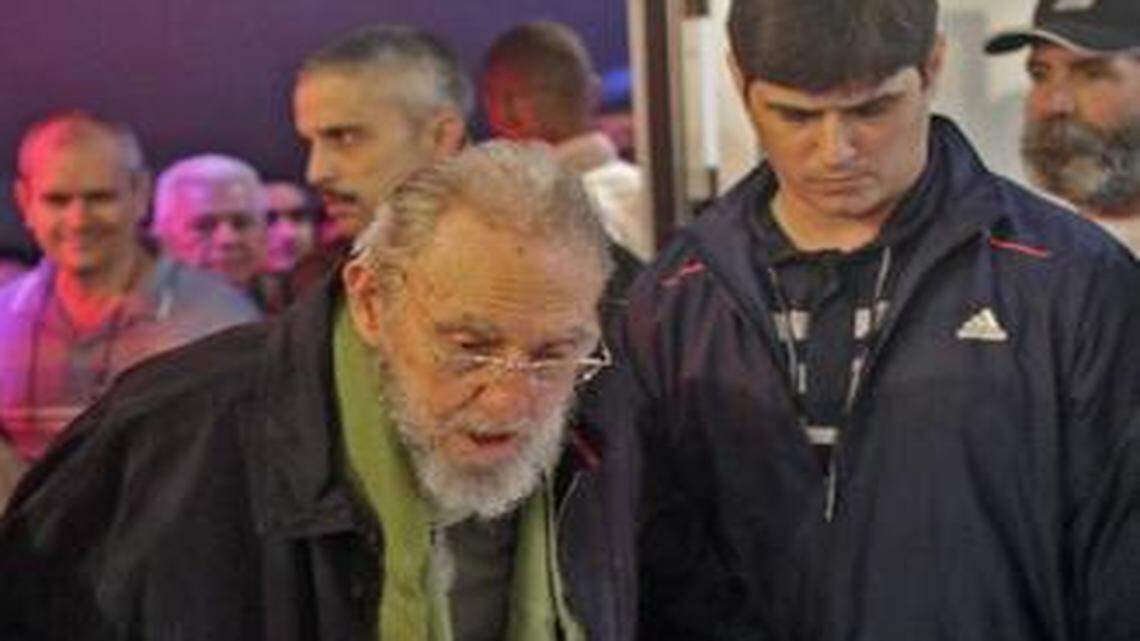 
El líder cubano Fidel Castro asiste a la inauguración de la galería del artista plástico Alexis Leyva, “Kcho” en La Habana, el 8 de enero de 2014, su última aparición pública. 
