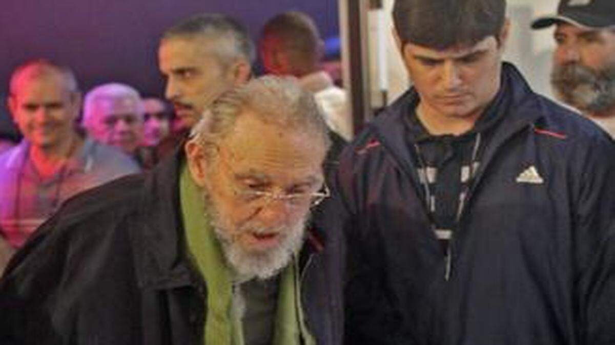
El líder cubano Fidel Castro asiste a la inauguración de la galería del artista plástico Alexis Leyva, “Kcho” en La Habana, el 8 de enero de 2014, su última aparición pública. 
